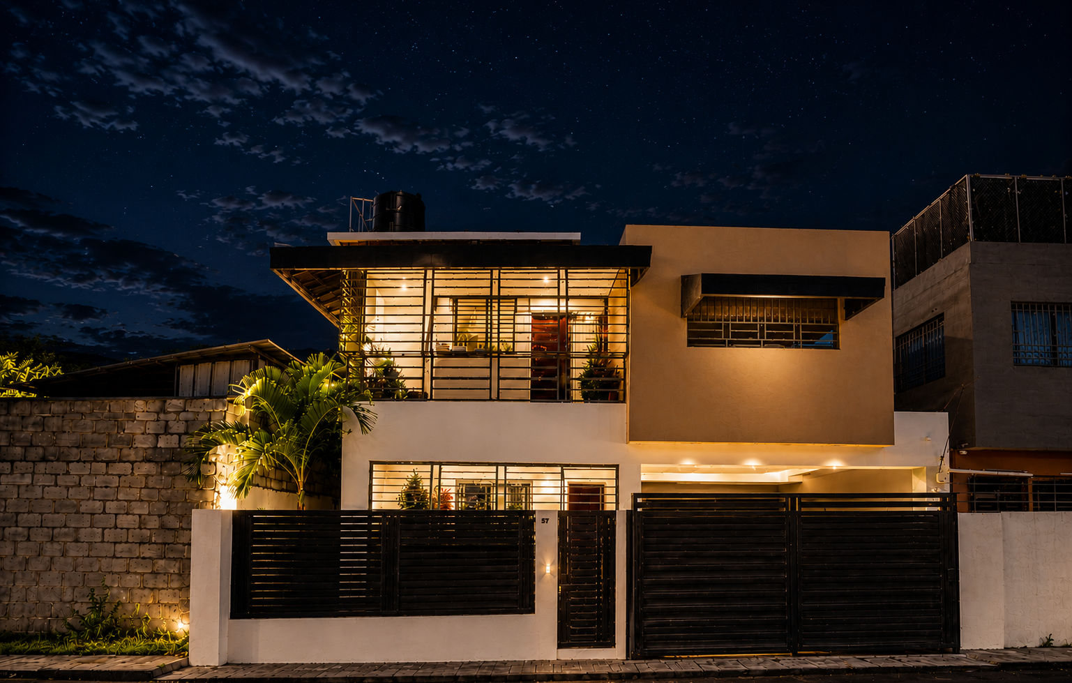 Propiedad de noche — vista exterior